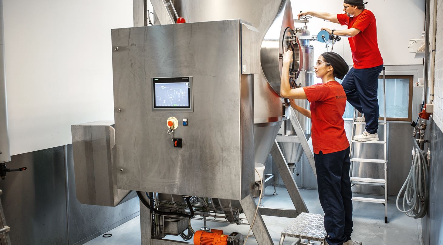 Sprayt�rrer, fuldt udsyn med to personer.